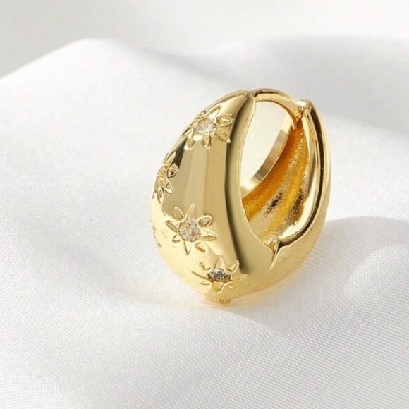 Celestial star tear hoop thick gold earrings - Picture 2 of 4